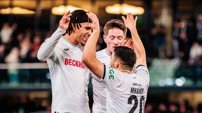 Oualid Mhamdi bejubelt seinen Treffer mit seinen Teamkollegen