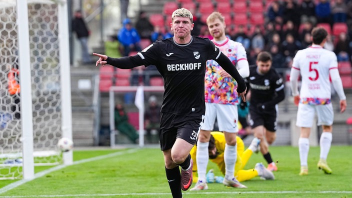Verls Alessio Besio jubelt nach Tor zum 1:0 für den SC Verl