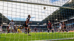 Viktorias Tim Kloss (Mitte) rettet per Kopf auf der eigenen Linie nach einem Eckball für den MSV