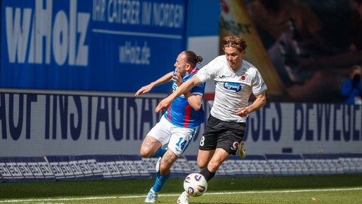 Adrien Lebeau (Rostock) gegen Tim Kloss (FCV)