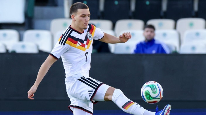 Said El Mala mit Ball am Fuß