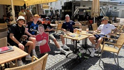 Junge Menschen versammeln sich zur Feier des Aufstiegs