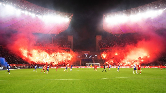 Fans des 1. FC Köln zünden Pyrotechnik beim Auswärtsspiel bei Hertha BSC.