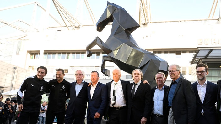 Rocco Reitz (l-r), Tony Jantschke, Winfried Schäfer, Lothar Matthäus, Rainer Bonhof, Günter Netzer, Berti Vogts, Herbert Wimmer und OB Mönchengladbach Felix Heinrichs (SPD).