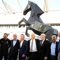 Rocco Reitz (l-r), Tony Jantschke, Winfried Schäfer, Lothar Matthäus, Rainer Bonhof, Günter Netzer, Berti Vogts, Herbert Wimmer und OB Mönchengladbach Felix Heinrichs (SPD).