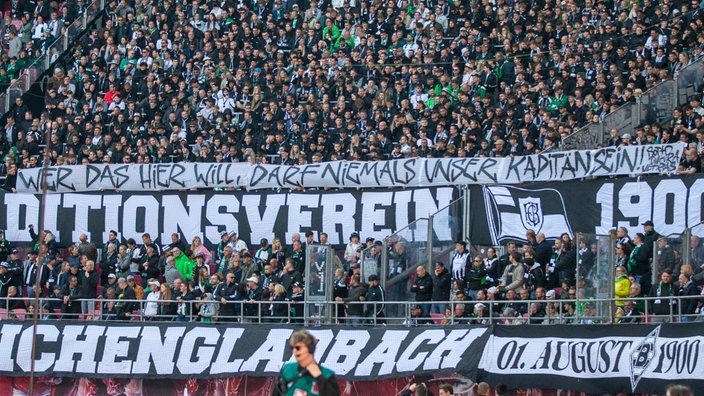 Der Gladbacher Gästeblock in Leipzig mit einem Spruchband gegen Rocco Reitz „Wer das hier will, darf niemals unser Kapitän sein“