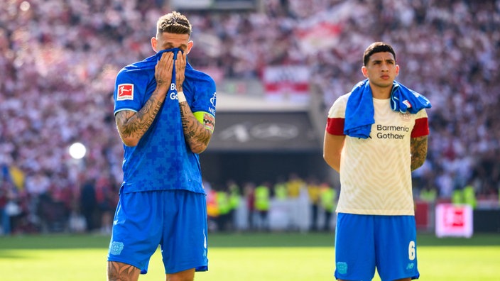 Robert Andrich und Ezequiel Fernandez mit enttäuschten Blicken nach der Niederlage gegen Stuttgart