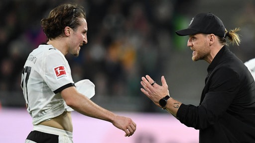 Rocco Reitz im Dialog mit Trainer Eugen Polanski