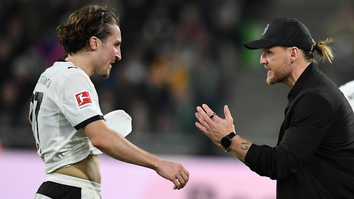 Rocco Reitz im Dialog mit Trainer Eugen Polanski