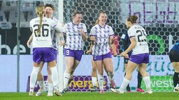 Die Spielerinnen der SGS Essen bejubeln die zwischenzeitliche Führung im Spiel gegen RB Leipzig.