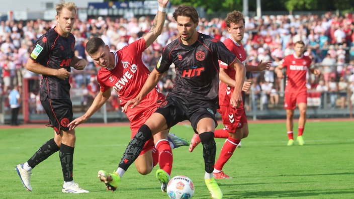 Fortuna Köln (dunkle Trikots) hat im Stadtderby gegen den 1. FC ein Remis erkämpft.