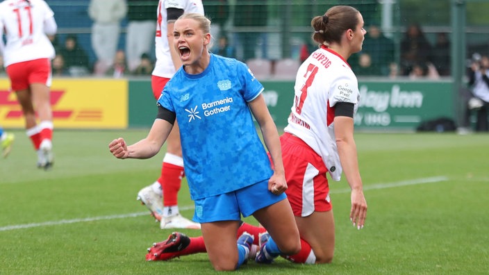 Leverkusens Cornelia Kramer jubelt nach ihrem Treffer gegen Leipzig