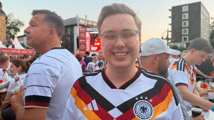 Lukas schaut lachend in die Kamera