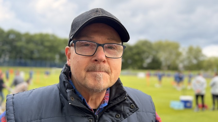 Fan schaut beim Training zu