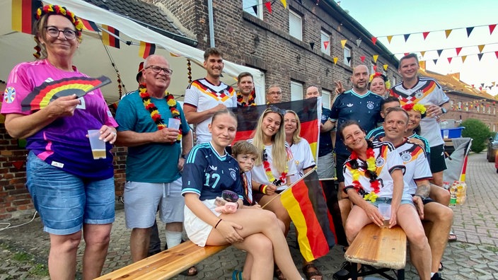 Fans beim Public Viewing in Duisburg-Beeckerwerth