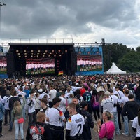 In Oberhausen können bis zu 40.000 Menschen das erste Spiel der deutschen Nationalmannschaft bei der WM 2026 sehen. Auf großen Leinwänden ist zu sehen, wie die deutschen Spieler die Nationalhymne singen. Der Platz vor den Leinwänden ist mit Fans gefüllt.
