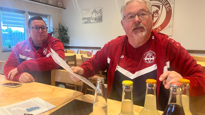 Bedient: Achim Helm (r.)von der SG Sollingtor