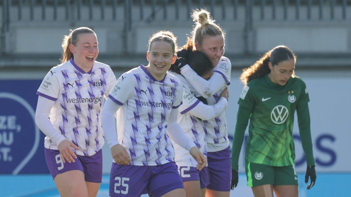 SGS Essen bejubelt den Ausgleichstreffer gegen Frankfurt