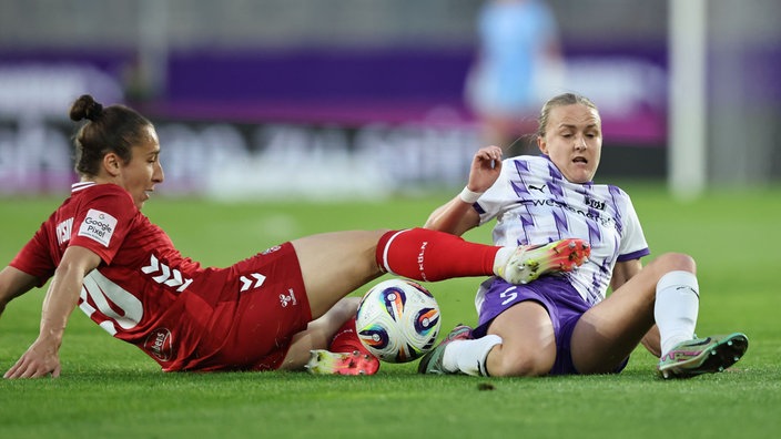 Sylwia Matysik (Köln/links) im Kampf um den Ball gegen Paula Flach von der SGS Essen.