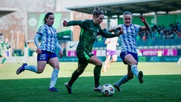 Svenja Huth geht an Leonie Köpp vorbei