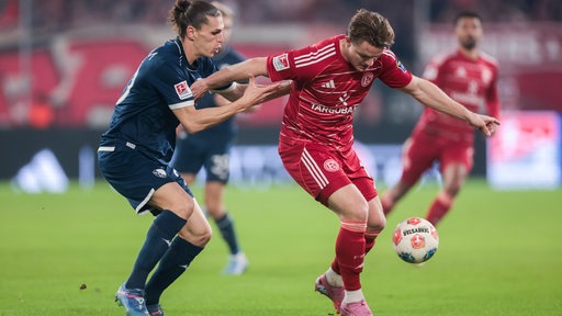 Christian Rasmussen (r.) behauptet den Ball gegen den Bochumer Noah Loosli.