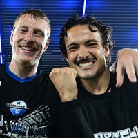Paderborns Laurin Curda (l.) und Mika Baur bejubeln de Aufstieg in die Bundesliga