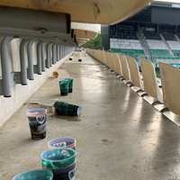Leere Becher und Zigarettenstummel auf einer Tribüne im Preußenstadion
