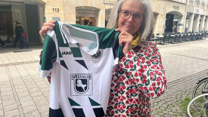 Katja Schulte mit einem Preußen Münster Trikot.