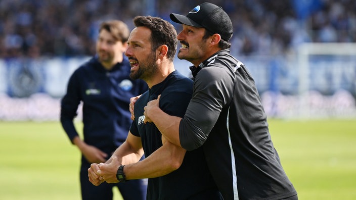 Ralf Kettemann (l.) jubelt nach dem 2:0-Sieg des SC Paderborn in Darmstadt.
