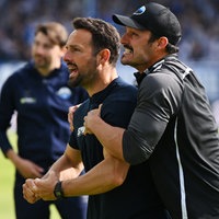 Ralf Kettemann (l.) jubelt nach dem 2:0-Sieg des SC Paderborn in Darmstadt.