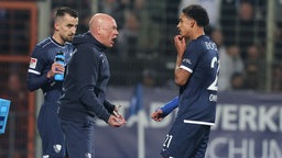 Uwe Rösler (2.v.l.), Trainer des VfL Bochum, mit Francis Onyeka (r.).