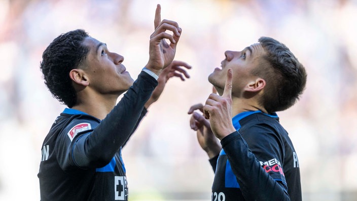 Wer den SC Paderborn in Liga zwei sehen will, muss wie Santiago Castaneda (SC Paderborn 07, l.) und Filip Bilbija nach oben schauen. Der SCP ist nach zwölf Spieltagen Spitzenreiter.