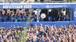 Der FC Schalke 04 feiert zusammen mit seinen Fans den Aufstieg in die Bundesliga