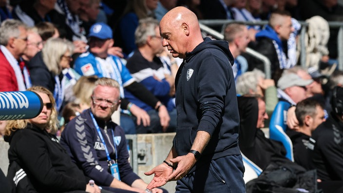 Ein enttäuschter VfL-Trainer Uwe Rösler beim Spiel in Magdeburg.