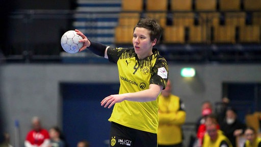 Alina Grijseels mit Handball in der Hand