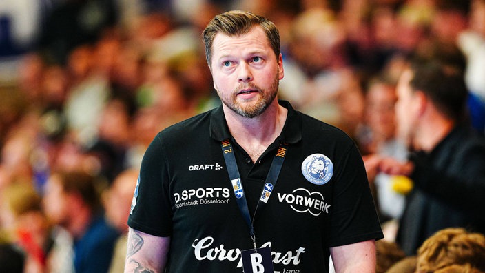 Arnor Gunnarsson am Spielfeldrand