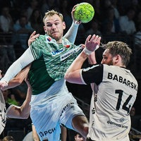  Mathias Gidsel von den Füchsen Berlin gegen zewi Spieler des Bergischen HC