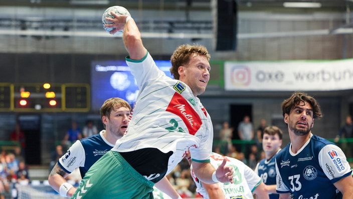 Mindens Tom Bergner (v.) mit einem Torwurf im Spiel gegen den Bergischen HC