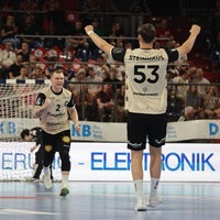 Noah Beyer (l.) und Söre Steinhaus (Nummer 53) vom Bergischen HC bejubeln einen Treffer in Erlangen