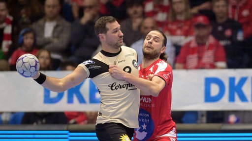 Tomas Babak wird von Melsungens Olle Forsell Schefvert verteidigt