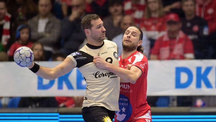 Tomas Babak wird von Melsungens Olle Forsell Schefvert verteidigt