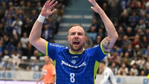 Gummersbachs Lukas Blohme jubelt beim Saisonspiel gegen Flensberg