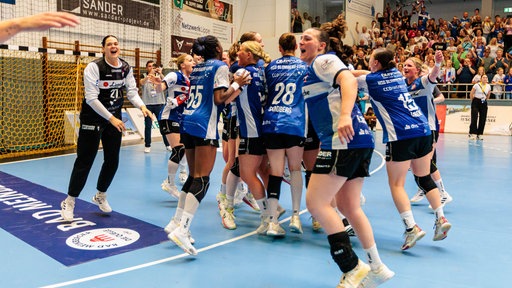 Die Mannschaft von der HSG Blomberg-Lippe jubelt über den Gewinn der Deutschen Meisterschaft