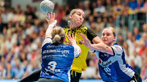 Laura Rueffieux, Dana Bleckmann im Torwurf, Maxi Muehlner 