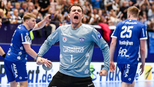 Constantin Möstl jubelt nach einem gehaltenen Ball