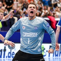 Constantin Möstl jubelt nach einem gehaltenen Ball