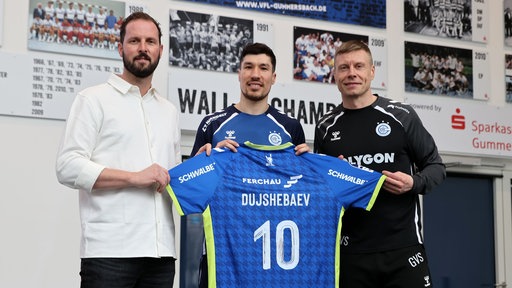 Alex Dujshebaev (Mitte) bei seiner Vorstellung in Gummersbach