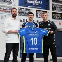 Alex Dujshebaev (Mitte) bei seiner Vorstellung in Gummersbach