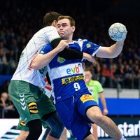 Max Beneke (r.) vom ThSV Eisenach im Duell mit Valiullin Azat on GWD Minden. 