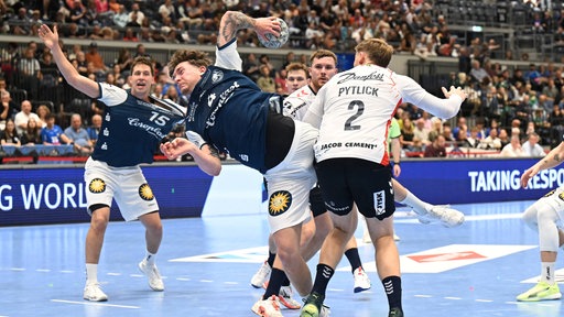 Elias Scholtes vom Bergischen HC wirft im Spiel gegen die SG Flensburg-Handewitt auf das Tor.